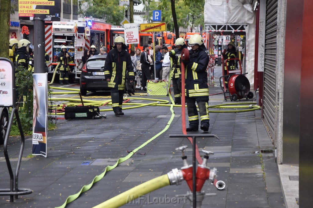 Feuer 2 Koeln Nippes Neusserstr P106.JPG - Miklos Laubert